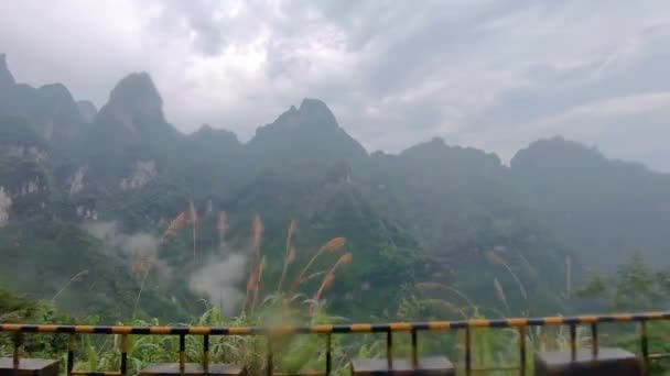 Окно Автобуса Видом Опасную Извилистую Дорогу Поворотов Вершину Горы Тяньмэнь — стоковое видео