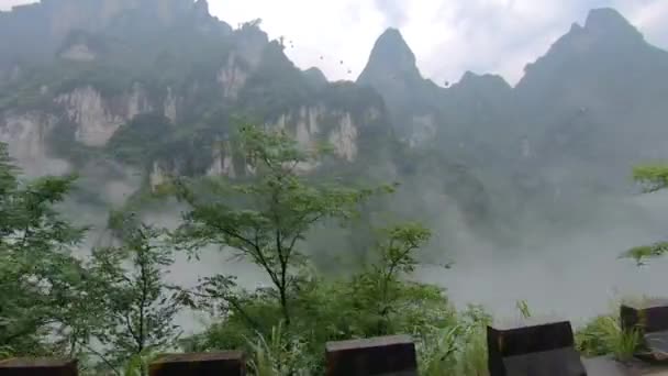 Окно Автобуса Видом Опасную Извилистую Дорогу Поворотов Вершину Горы Тяньмэнь — стоковое видео