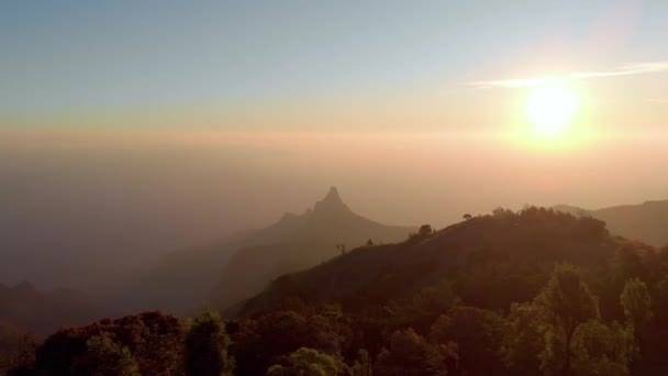 Silhueta Montanhas Primeiro Plano Com Sol Brilhando Céu Após Nascer — Vídeo de Stock