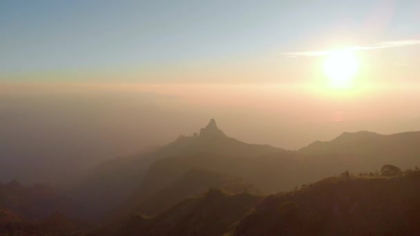 日出后 阳光灿烂的天空 在美丽的群山之上 令人叹为观止 空中风景 — 图库视频影像