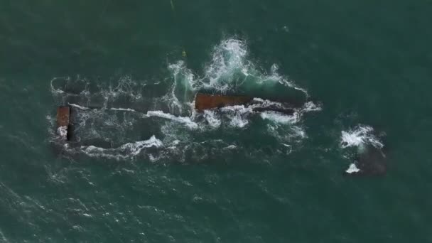 海底から材料を掘削した後の浚渫船船を解体する360度垂直空中ビュー — ストック動画