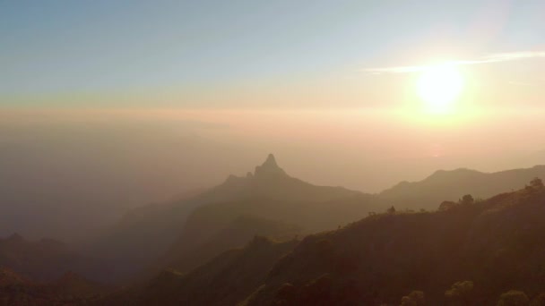 日の出後の空に輝く太陽の魔法の景色は 美しい山々の上に 航空機の回転 — ストック動画