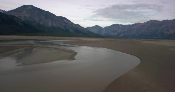 Majestic Backward Flight Yukon Kluane Lake Shimmering Water Sandy Silt — Stock Video
