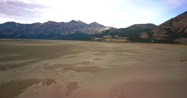 Scénická Vysočina Let Nad Bahnité Hnědé Yukon Kluane Říční Nečistoty — Stock video