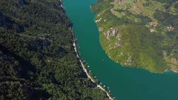Dron Przelatujący Nad Górą Tarą Driną Serbii Czysta Rzeka Imponujący — Wideo stockowe