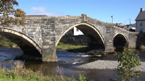 Плавный Зум Старого Моста Валлийском Городе Рекой Протекающей Ним — стоковое видео