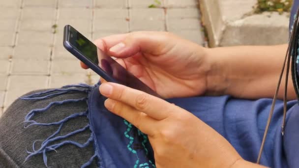 Καυκάσια Γυναίκα Δουλεύει Στο Κινητό Κλείσε Γυναικεία Χέρια Κινητό Κοντινό — Αρχείο Βίντεο