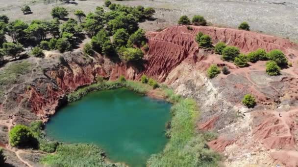 Κηφήνας Ζουμ Αργά Πάνω Από Cava Bauxite Στο Salento Puglia — Αρχείο Βίντεο