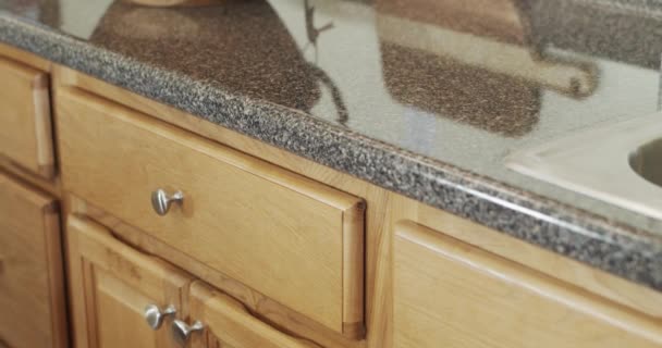 Nieuw Gerenoveerde Keukenkasten Licht Hout Met Granieten Aanrecht Moderne Huisstijl — Stockvideo