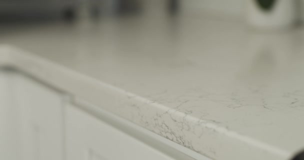 Smooth Rack Concentrarsi Piano Lavoro Granito Bianco Cucina Recentemente Ristrutturato — Video Stock