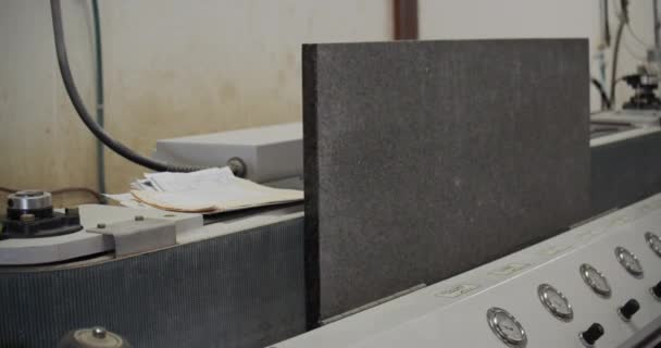 Endüstriyel Granit Cilalama Makinesi Boyunca Ilerleyen Granit Levhanın Geniş Açılı — Stok video