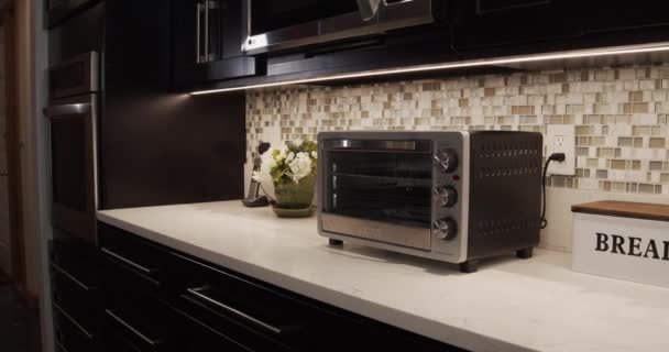 ダークウッドのパンニングの詳細ショットを閉じる新しく改装されたキッチンキャビネットとワークトップ — ストック動画