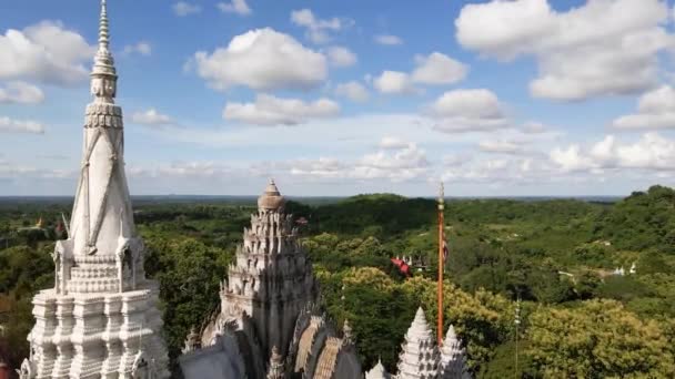 Volar Sobre Templo Budista Phnom Pros Revelando Buddha Cabeza Kampong — Vídeos de Stock