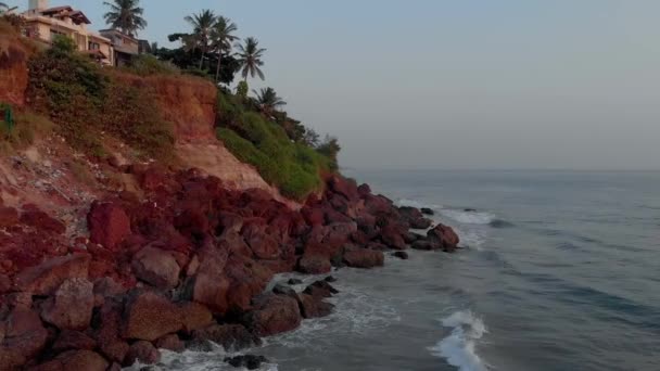 Aérienne Marche Arrière Long Des Hautes Falaises Rocheuses Denses Varkala — Video