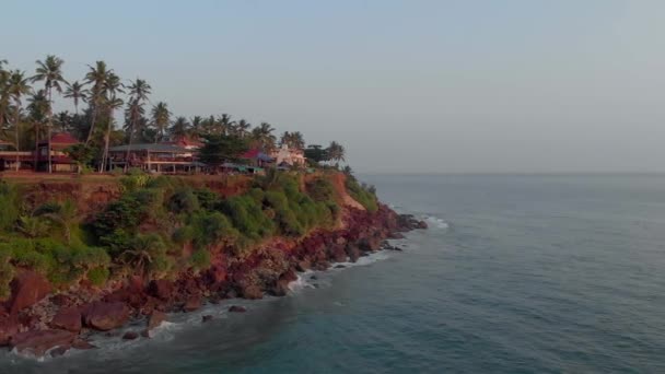 Légi Kilátás Varkala Beach Kerala India Mutatja Üdülőhelyek Kávézók Sűrű — Stock videók