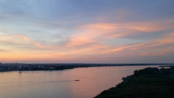 Sonnenuntergang Mit Rosafarbenen Wolken Luftüberführung Über Den Mächtigen Mekong — Stockvideo