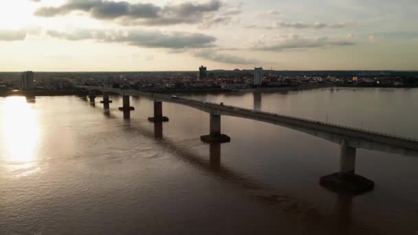 Ponte Kizuna Con Traffico Sul Possente Mekong Drone Ascensore Sparato — Video Stock