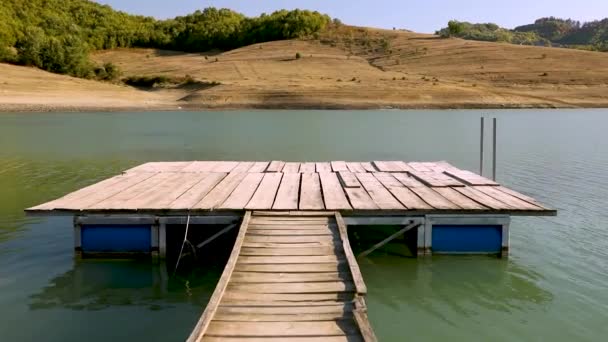 Regardez Les Collines Face Jetée Avec Vue Sur Lac — Video