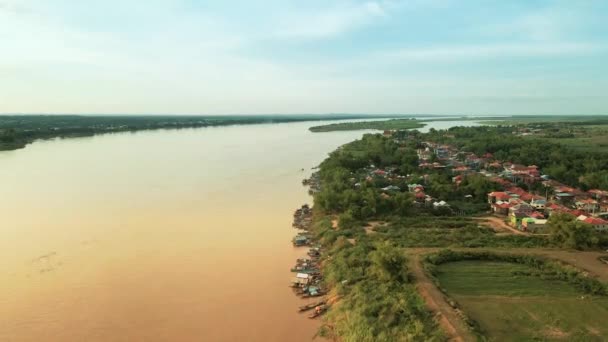 Elevador Drones Sobre Vila Pescadores Nas Margens Poderoso Rio Mekong — Vídeo de Stock