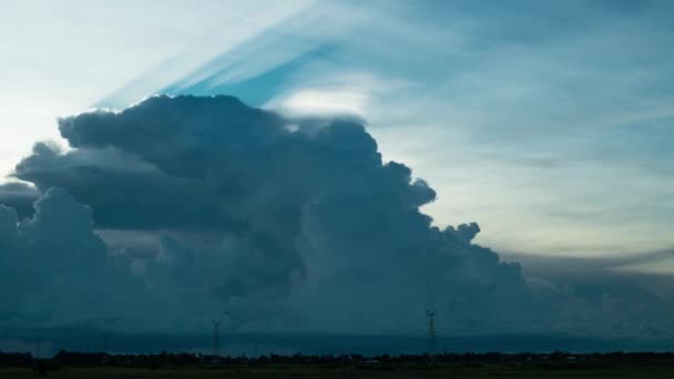 Raggi Luce Dietro Cumulonimbus Formazione Mentre Nube Colpisce Stratosfera — Video Stock