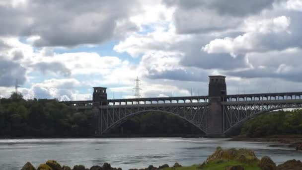 Chmura Timelapse Nad Britannia Bridge Anglesey Północna Walia — Wideo stockowe