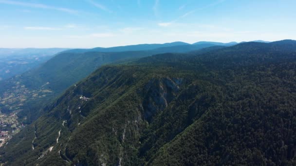 Avistamiento Aviones Tripulados Mountain Tara Serbia Drone Volando Sobre Los — Vídeos de Stock