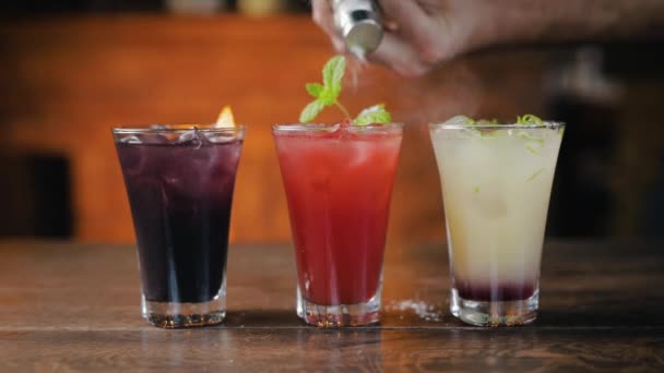 Glazen Cocktails Een Bar Afwerken Mengen Slow Motion — Stockvideo