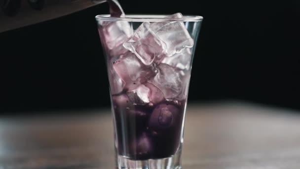 Фиолетовый Напиток Наливают Стакан Льдом Вид Сбоку — стоковое видео