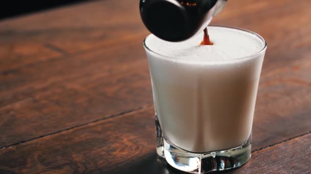 Warme Koffie Wordt Gegoten Een Glas Warme Melk Schuim Slow — Stockvideo