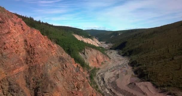 Exhilarating Wilderness Flight Hugging Mountainside Red Bedrock Side Cliff Edge — Stock Video