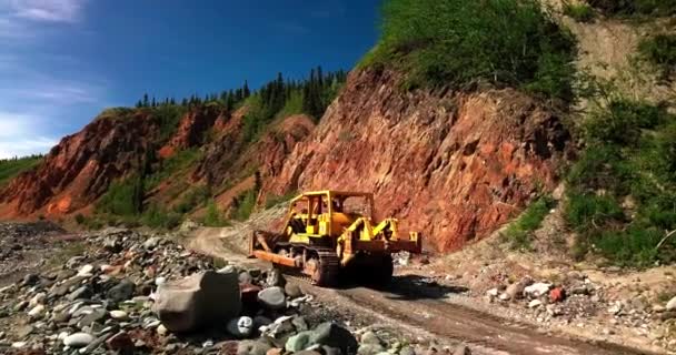 Grote Krachtige Gele Mijnbouw Bulldozer Werken Rijden Bruin Vuil Onverharde — Stockvideo