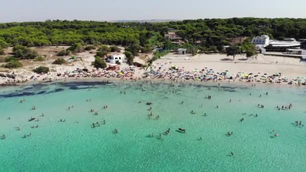 Drone Flyger Bakåt Från Lido Silvana Stranden Avslöjar Fantastiska Akvareller — Stockvideo