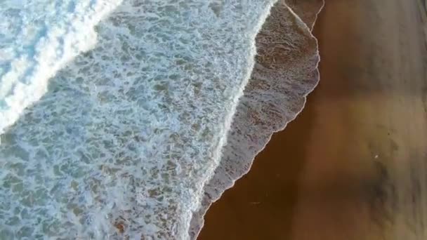 Une Vue Aérienne Lente Des Vagues Mousseuses Tombant Sur Une — Video