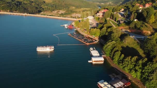 日落期间 客轮在塞尔维亚的佩鲁卡湖上巡航 空中轨道 — 图库视频影像