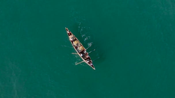 Рибалки Одному Човні Веслують Веслами Вид Зверху Вниз — стокове відео