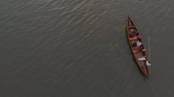 Vista Aérea Cima Para Baixo Turistas Barco Longo Desfrutando Canoagem — Vídeo de Stock