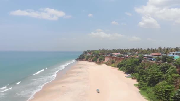 Poruszające Się Przodu Anteny Nad Opuszczoną Plażą Pięknymi Klifami Godzinach — Wideo stockowe