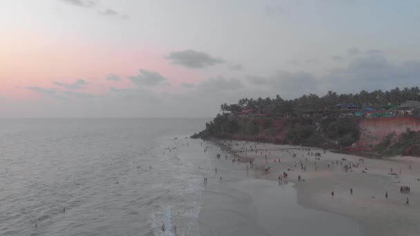 Előre Mozgó Légi Bemutató Turisták Élvezik Nyaralás Varkala Strandon Naplementekor — Stock videók