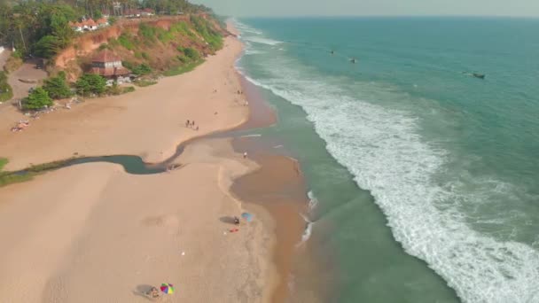 Avancer Aérienne Montrant Les Touristes Sur Papanasam Varkala Plage Par — Video