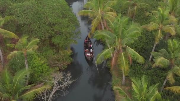 Flygfoto Över Longboat Med Turister Och Guider Kanot Genom Smala — Stockvideo