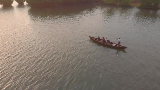Vista Laterale Dei Turisti Longboat Con Loro Guida Godendo Canoa — Video Stock