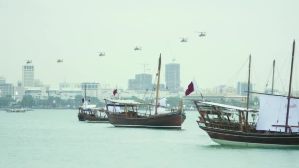 Dhow Lodě Kataru Vojenskými Vrtulníky Dálce — Stock video