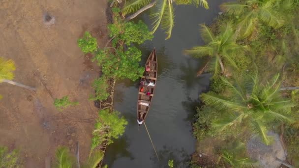 Luchtfoto Van Lange Boot Met Toeristen Gidsen Kanoën Door Smalle — Stockvideo