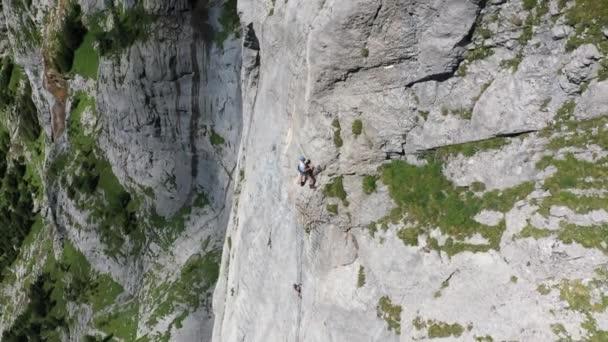 Vue Aérienne Deux Personnes Montant Une Falaise Très Raide Sur — Video