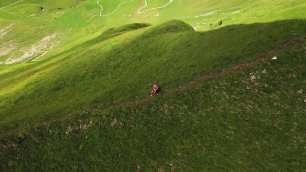 Drone Strzela Góry Śledzi Młodego Biegacza Biegnie Cieniu Chmury Potem — Wideo stockowe