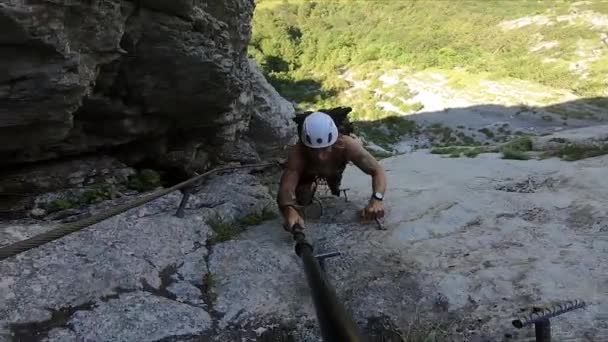 Jovem Homem Branco Subindo Lado Íngreme Uma Montanha Olhando Para — Vídeo de Stock