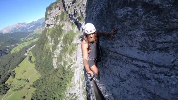 젊은이는 스위스 알프스를 자유롭게 여행하고 수있는 자유를 가지고 야외에서 활동적 — 비디오