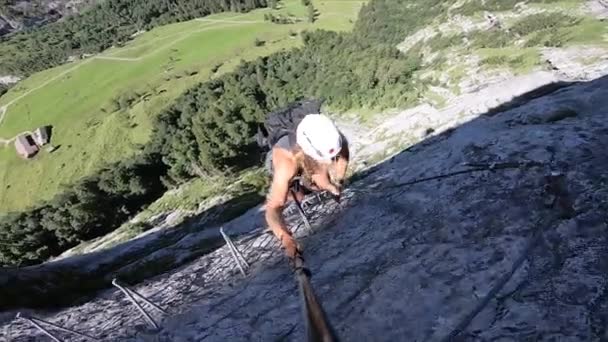 Jovem Explorando Alpes Suíços Enquanto Subia Montanha Com Mosquetão Corda — Vídeo de Stock