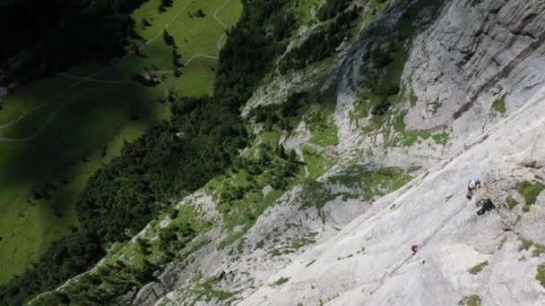 Drone Shot Deux Personnes Montant Une Falaise Très Raide Sur — Video