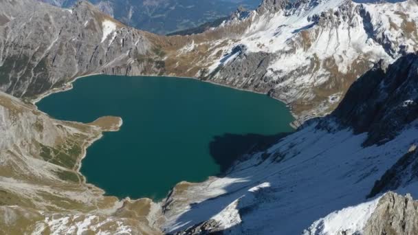 Een Langzame Drone Schot Gaat Vooruit Sneeuw Ijs Bedekte Bergtop — Stockvideo